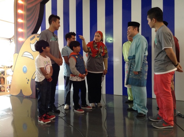 YTM Tengku Mahktoa Kelantan bersama adik cilik di booth Bananana