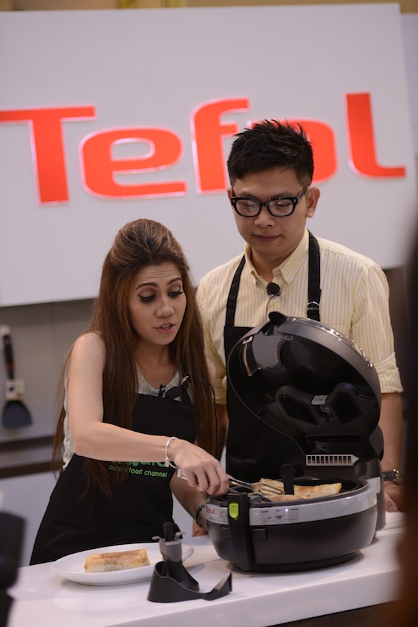 (L-R) Dino Goh & Chef Anis Nabilah preparing dishes with the ActiFry