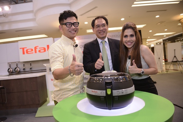 (L-R) Dino Goh, Kelvin Mow, & Chef Anis Nabilah giving thumbs up to the Tefal ActiFry