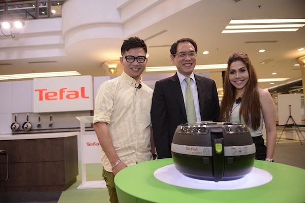 (L-R) Dino Goh, Kelvin Mow, & Chef Anis Nabilah with the Tefal ActiFry