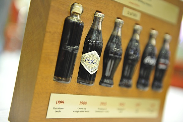 Koleksi istimewa yang dipamerkan di Coca-Cola Collectors Fair termasuk set peringatan, penglibatan filem dan botol Coca-Cola dari negara asing 