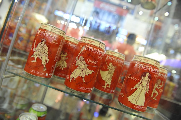 Koleksi istimewa yang dipamerkan di Coca-Cola Collectors Fair termasuk set peringatan, penglibatan filem dan botol Coca-Cola dari negara asing 