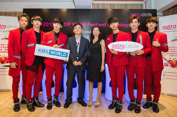 Han Sang Gil, Chief Producer for KBSW, Kow Jee Ling, Vice President, Premium Business Segment, Astro flanked by members of VIXX