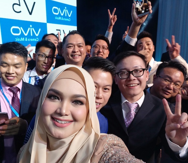 dato-siti-nurhaliza-vivo-v5-with-the-crowd-during-v5-launch