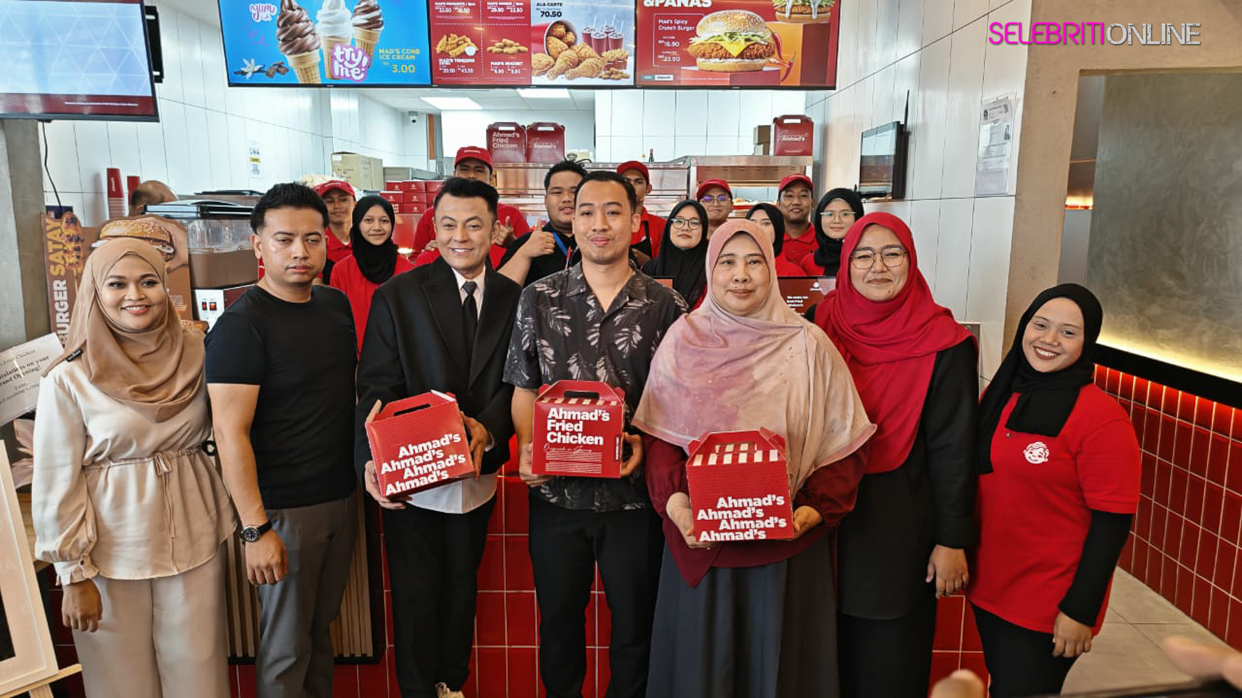 Datuk Aznil Haji Nawawi tetamu khas pelancaran Ahmad Fried Chicken Cawangan Ke-44 di Kota Warisan