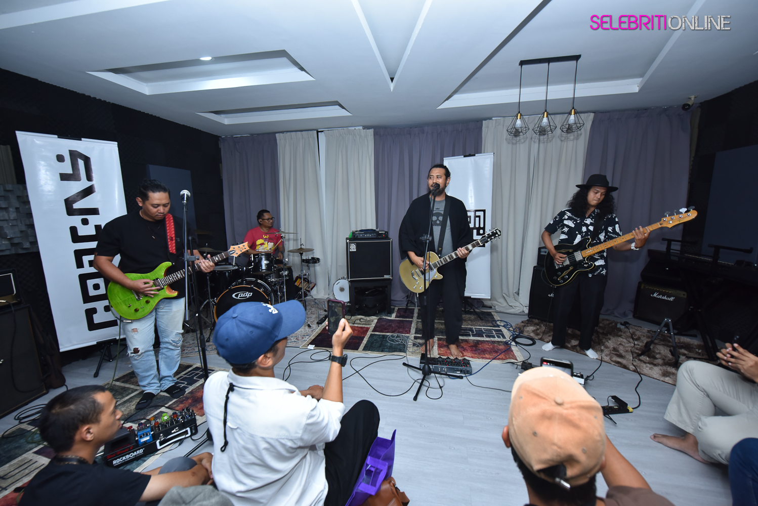 Band Roncas bersama visual psychedelic Jahal