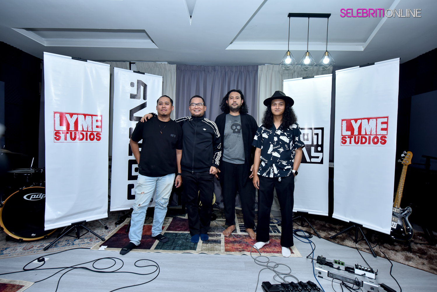 Band Roncas bersama visual psychedelic Jahal