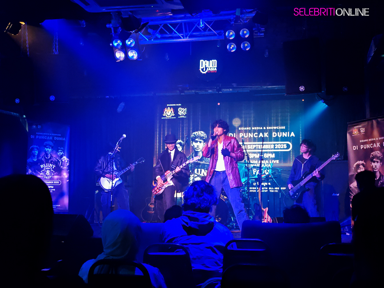 BluntSheep Lancar Mini Album Di Puncak Dunia