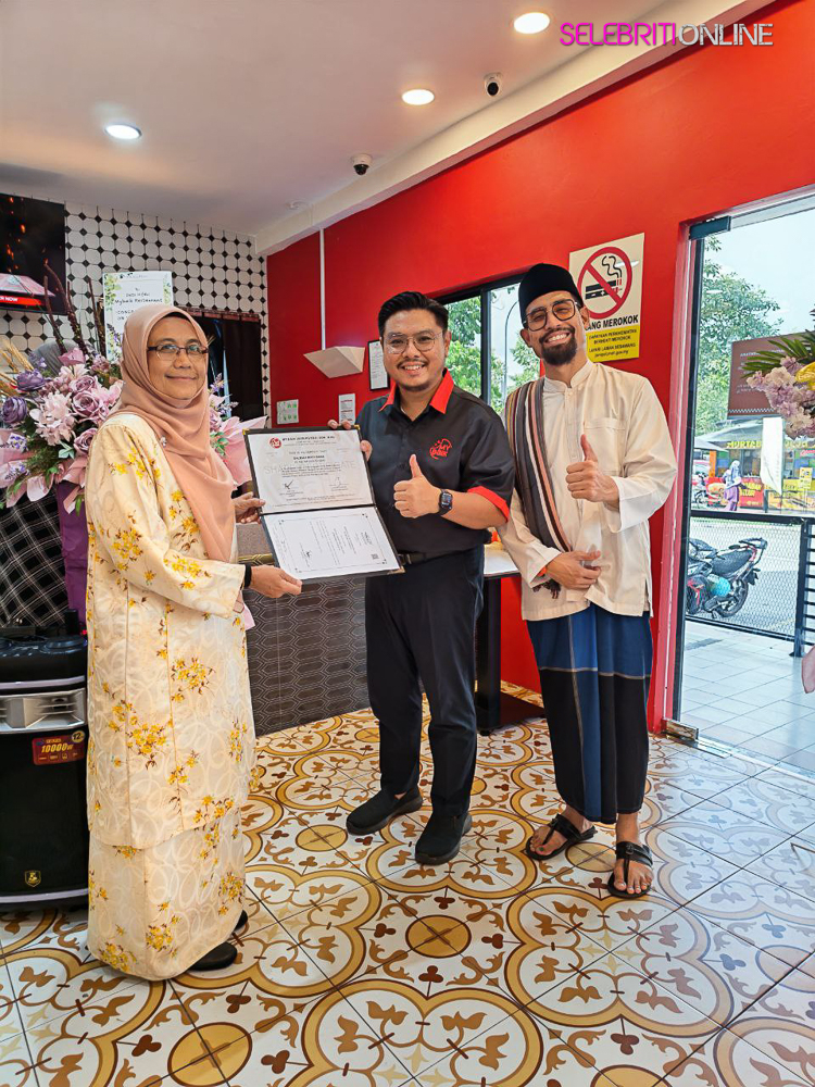 Dato’ Hifdzi Hamzah pelancaran jenama Ayam Goreng MyBaik di Bandar Seri Putra.