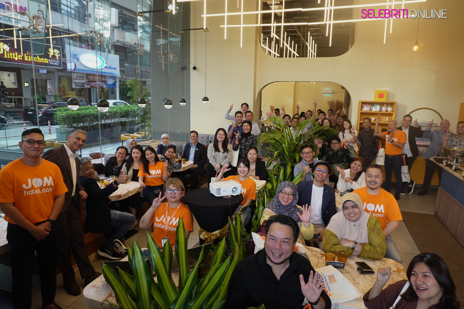 Pengarah JOMhotel.com Anthony Kong bersama rakan hotel di Societe Suites Hartamas Kuala Lumpur