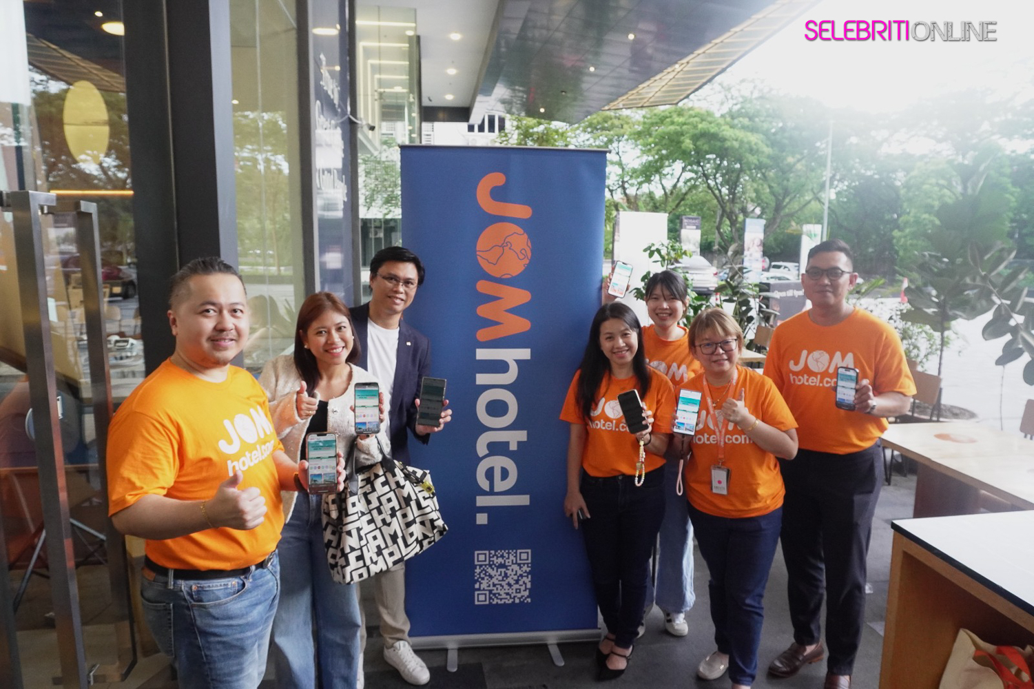 Pengarah JOMhotel.com Anthony Kong bersama rakan hotel di Societe Suites Hartamas Kuala Lumpur
