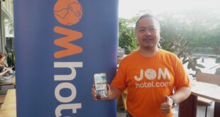 Pengarah JOMhotel.com Anthony Kong bersama rakan hotel di Societe Suites Hartamas Kuala Lumpur