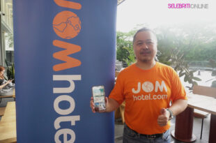 Pengarah JOMhotel.com Anthony Kong bersama rakan hotel di Societe Suites Hartamas Kuala Lumpur