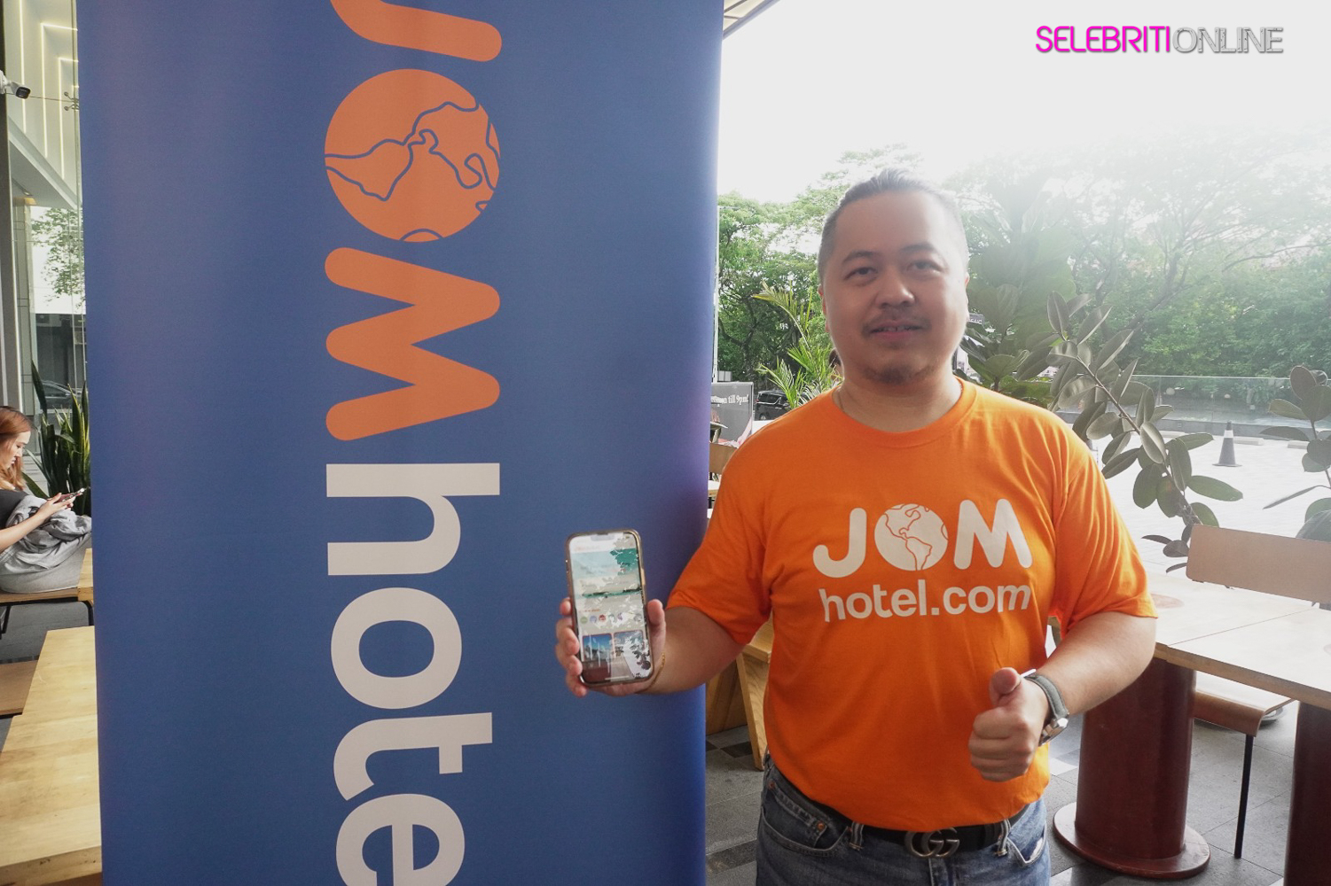 Pengarah JOMhotel.com Anthony Kong bersama rakan hotel di Societe Suites Hartamas Kuala Lumpur