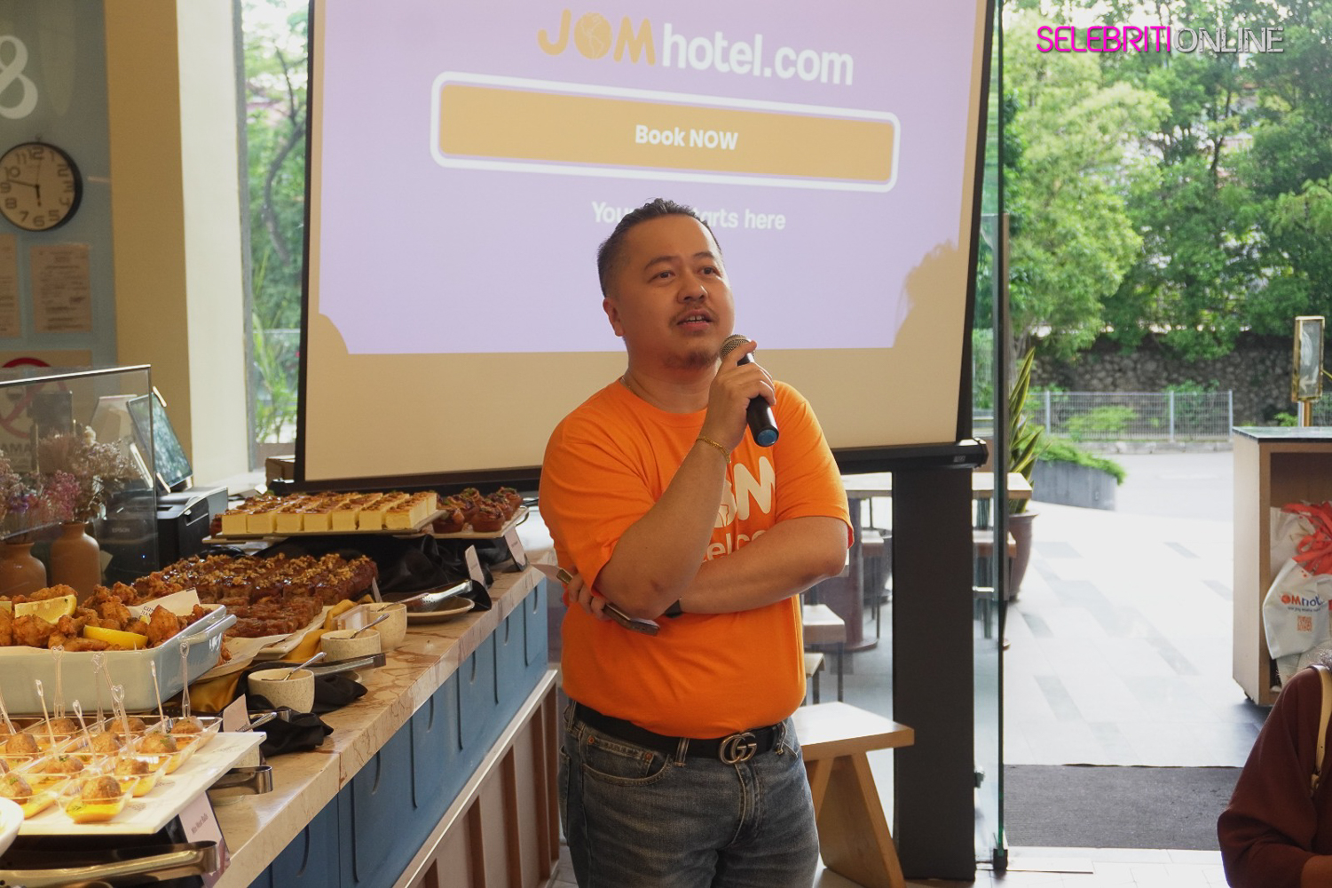 Pengarah JOMhotel.com Anthony Kong bersama rakan hotel di Societe Suites Hartamas Kuala Lumpur