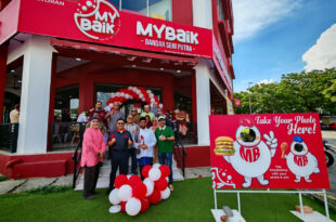 Dato’ Hifdzi Hamzah pelancaran jenama Ayam Goreng MyBaik di Bandar Seri Putra.