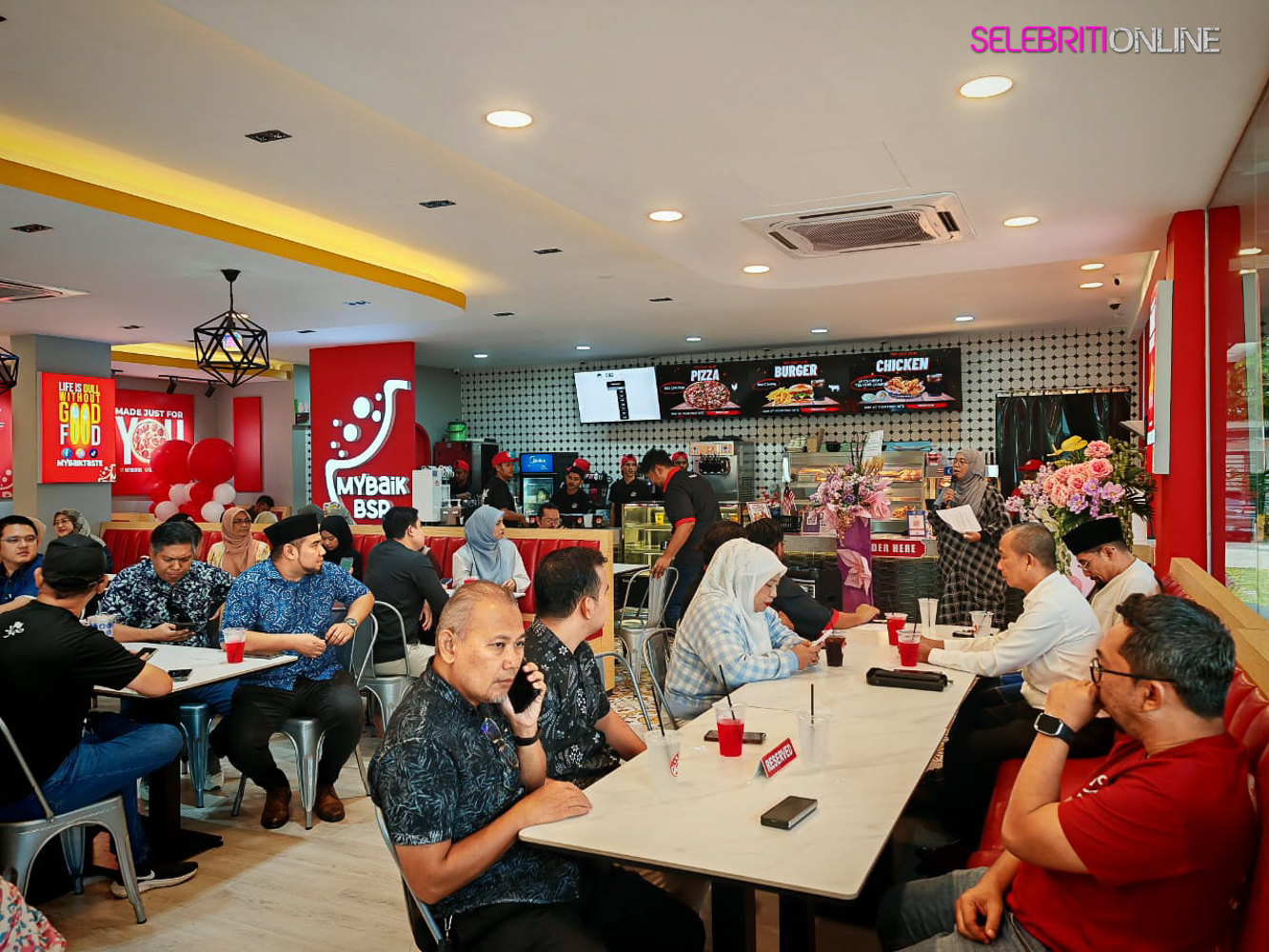 Dato’ Hifdzi Hamzah pelancaran jenama Ayam Goreng MyBaik di Bandar Seri Putra.
