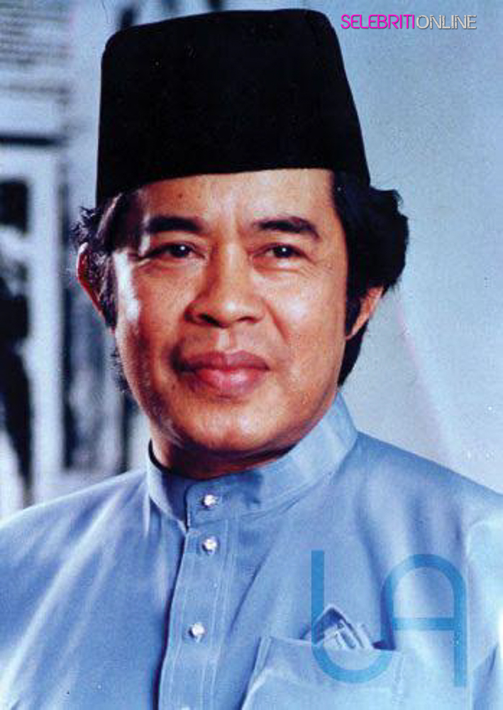 Penyampaian Anugerah Mengukir Bangsa kepada waris Allahyarham Usman Awang di Kuala Lumpur