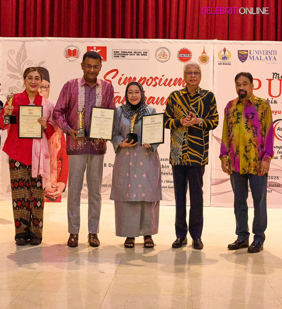 Penyampaian Anugerah Mengukir Bangsa kepada waris Allahyarham Usman Awang di Kuala Lumpur