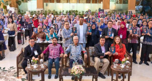 Penyampaian Anugerah Mengukir Bangsa kepada waris Allahyarham Usman Awang di Kuala Lumpur