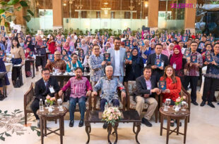 Penyampaian Anugerah Mengukir Bangsa kepada waris Allahyarham Usman Awang di Kuala Lumpur