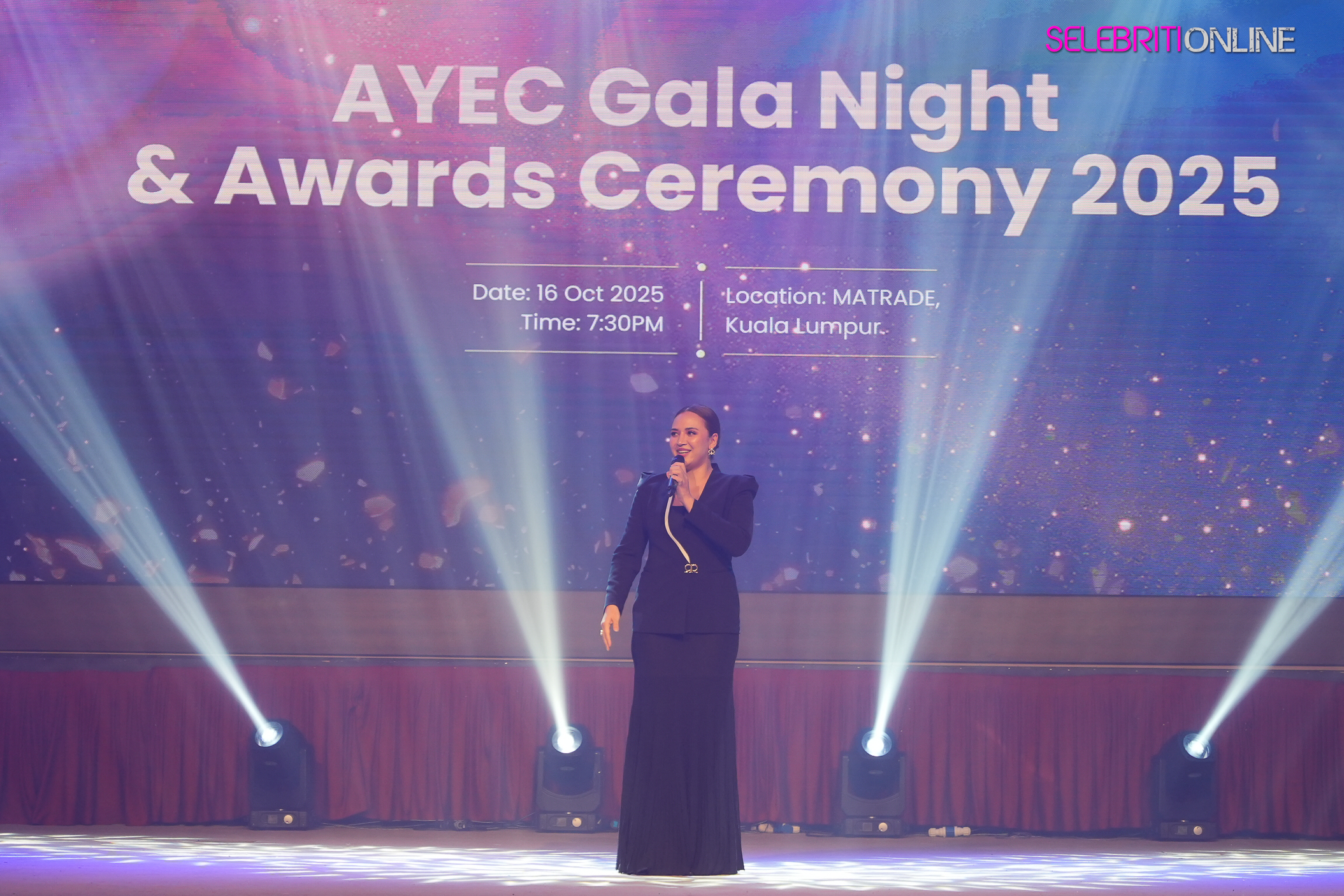 Diana Danielle dan Joe Flizzow menerima anugerah di ASEAN Young Entrepreneurs Carnival 2025 di Kuala Lumpur.