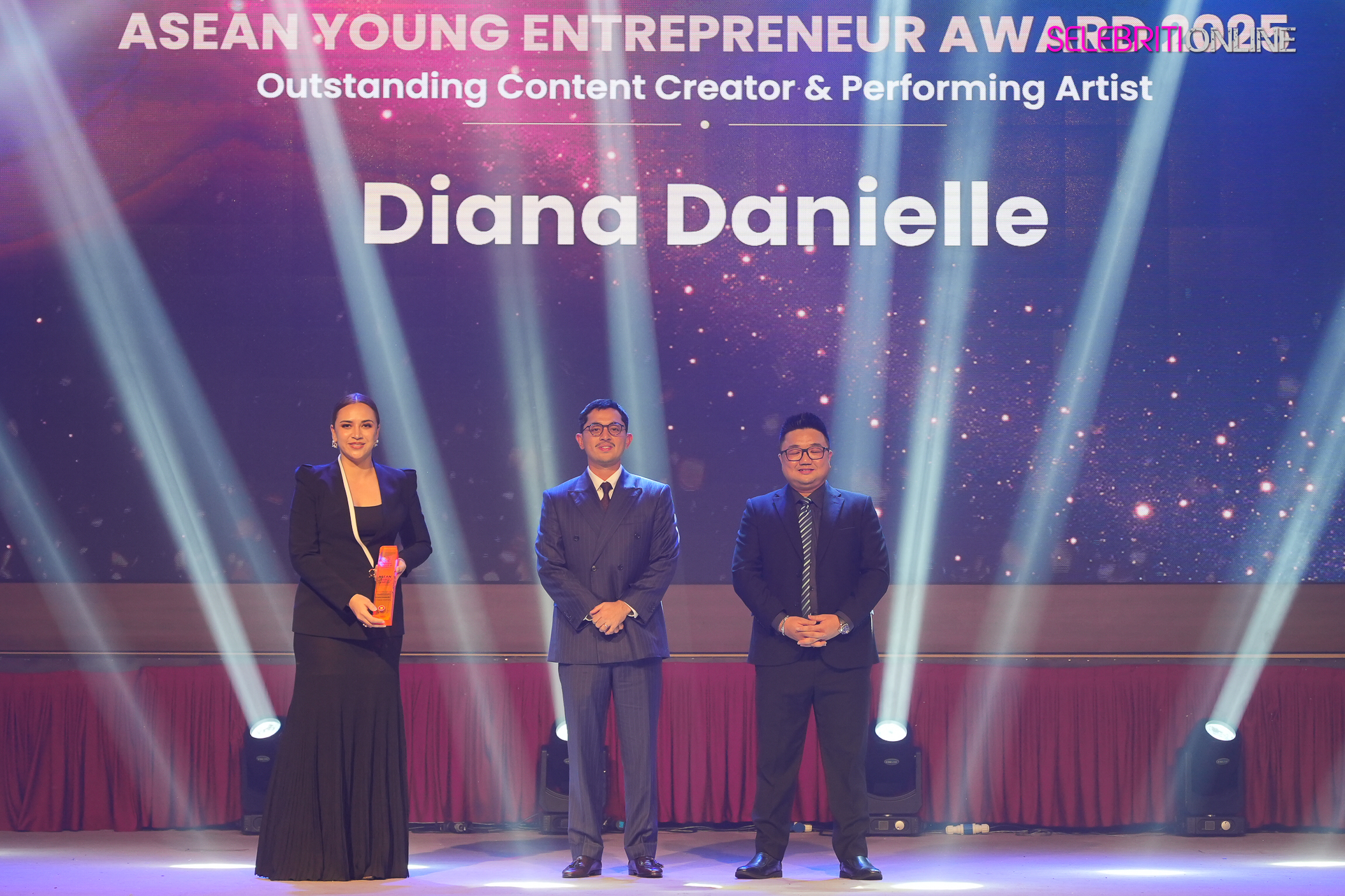 Diana Danielle dan Joe Flizzow menerima anugerah di ASEAN Young Entrepreneurs Carnival 2025 di Kuala Lumpur.