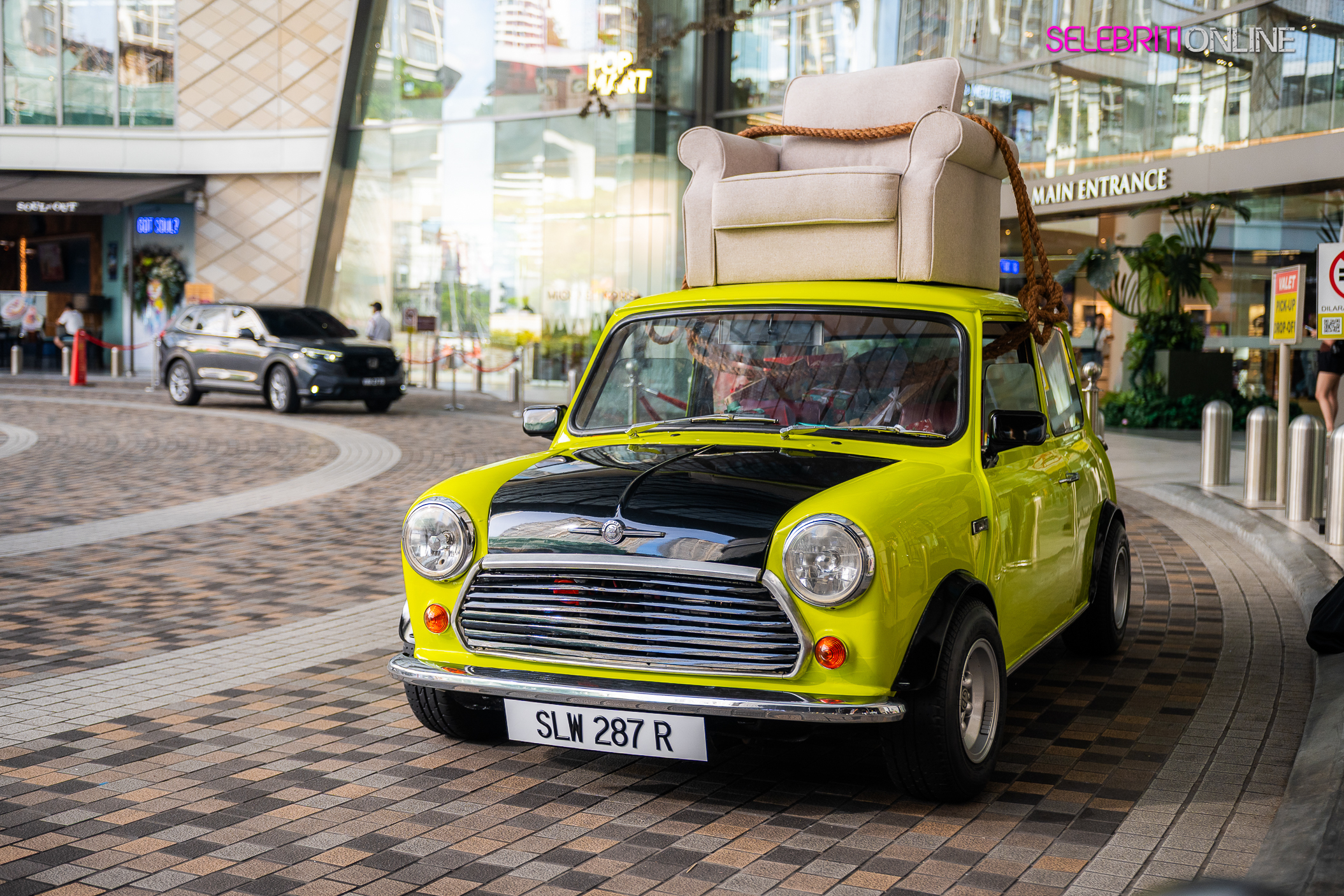Kereta Mini ikoni Mr Bean dipamerkan di Acolab Pavilion Bukit Jalil sempena Mr Bean Experience Malaysia.