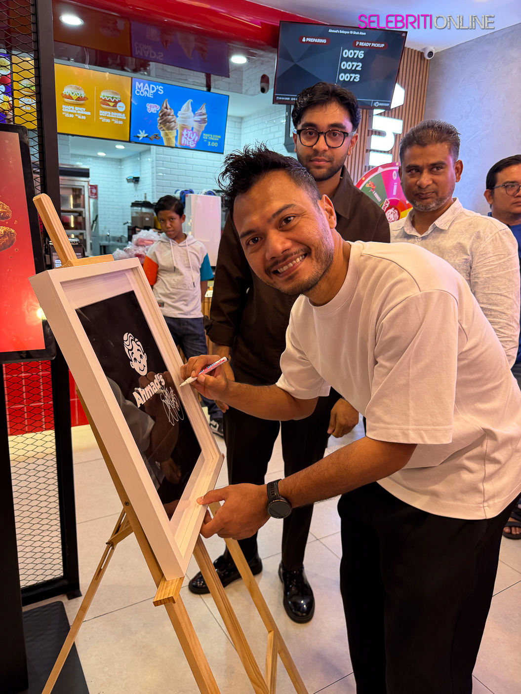 Safee Sali merasmikan Ahmad’s Fried Chicken ke-45 di Seksyen 19 Shah Alam