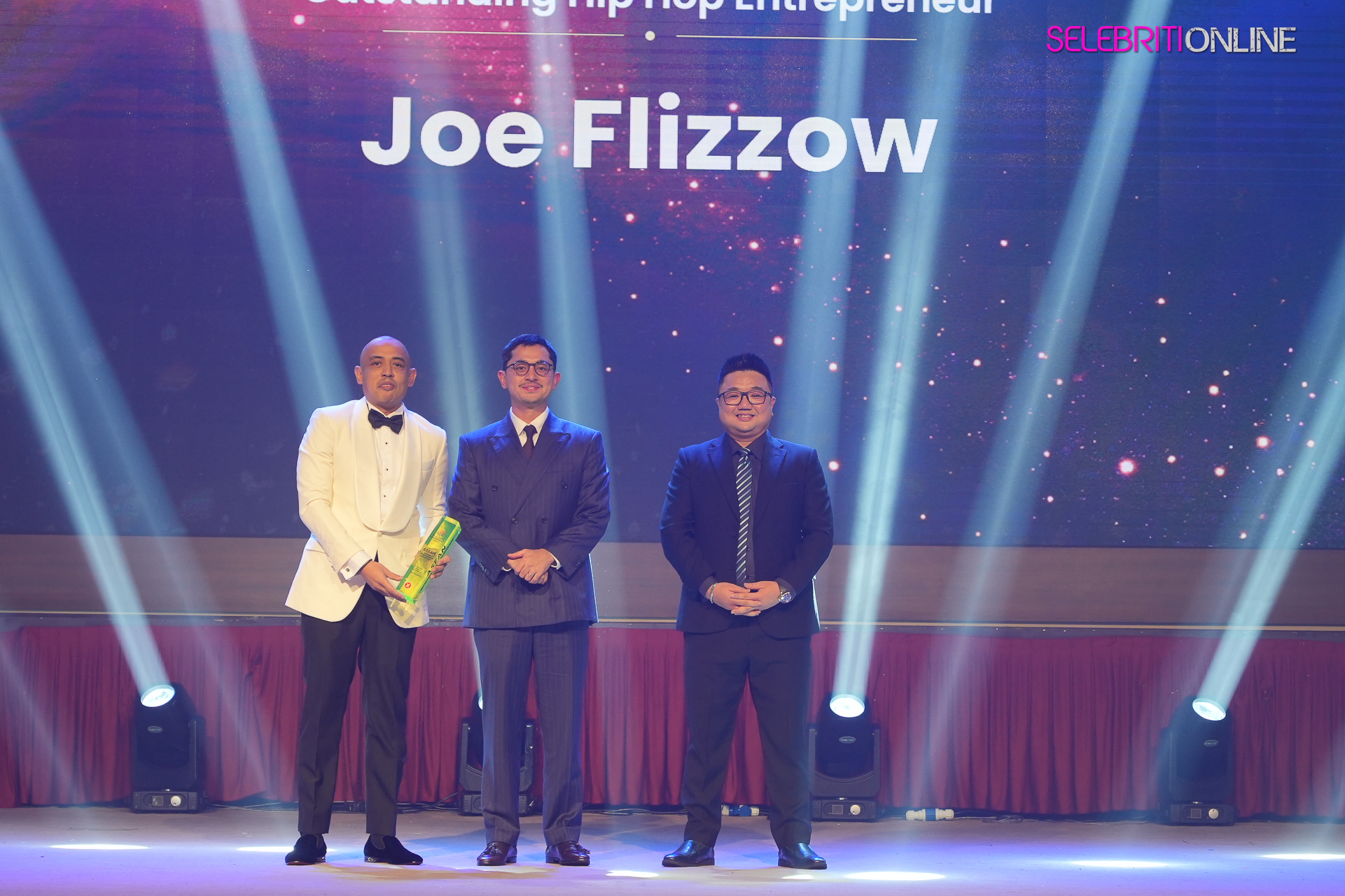 Diana Danielle dan Joe Flizzow menerima anugerah di ASEAN Young Entrepreneurs Carnival 2025 di Kuala Lumpur.