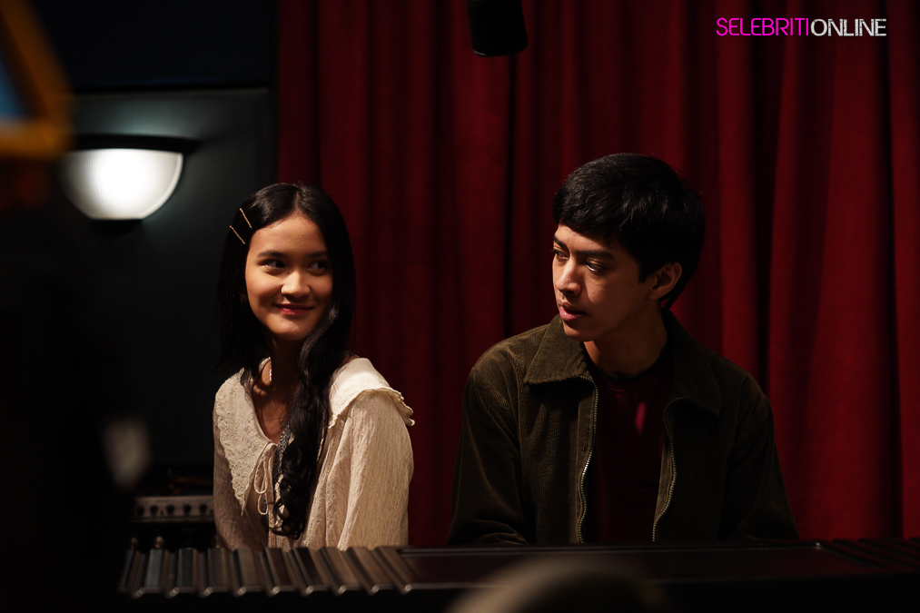 Poster filem Rangga & Cinta versi muzikal penuh warna dan romantik