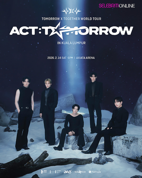 Poster rasmi TOMORROW X TOGETHER WORLD TOUR di Kuala Lumpur, menampilkan lima ahli TXT dengan latar Axiata Arena.