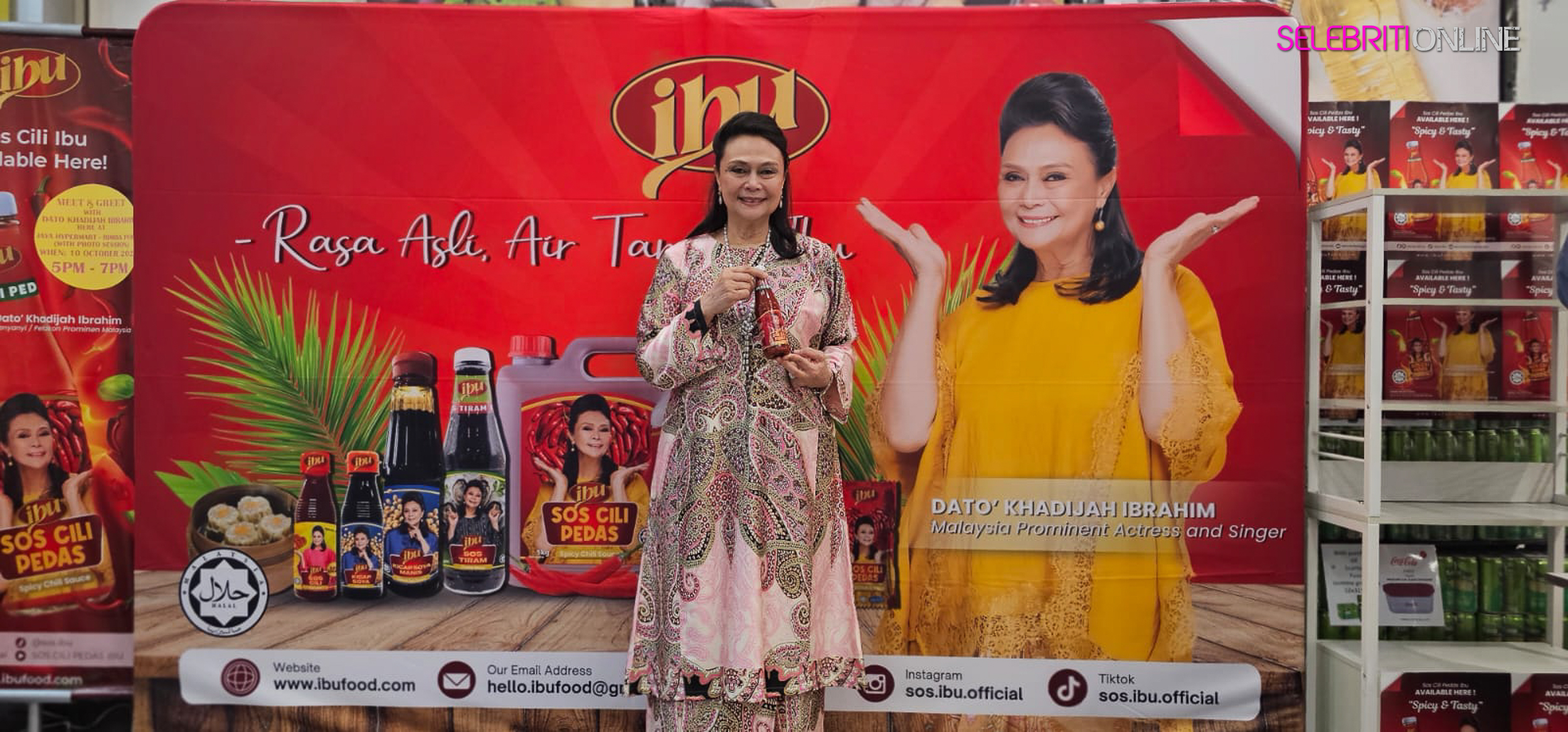 Dato’ Khadijah Ibrahim bersama produk Sos Cili Pedas IBU di majlis pelancaran Brunei
