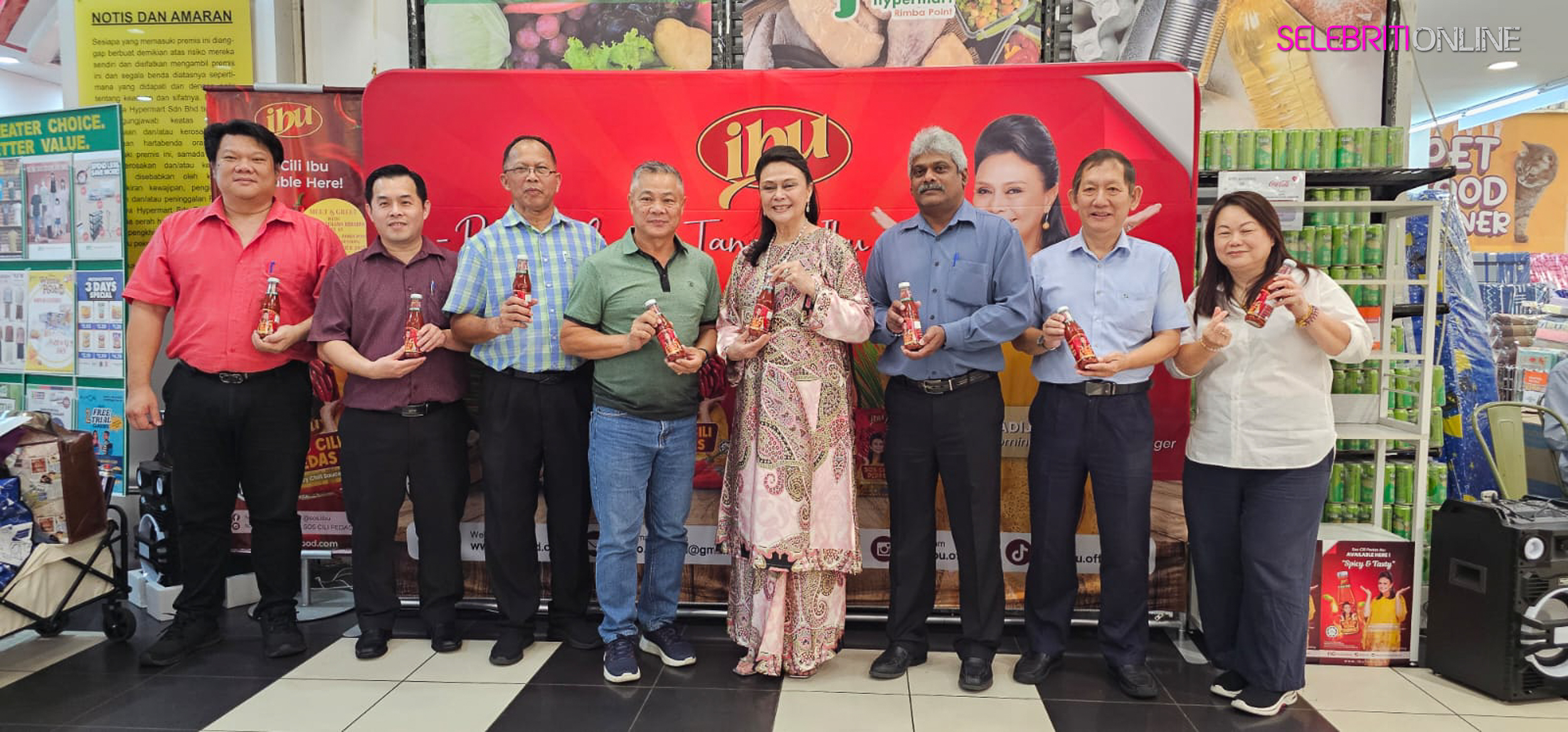 Dato’ Khadijah Ibrahim bersama produk Sos Cili Pedas IBU di majlis pelancaran Brunei
