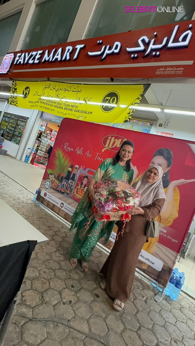 Dato’ Khadijah Ibrahim bersama produk Sos Cili Pedas IBU di majlis pelancaran Brunei