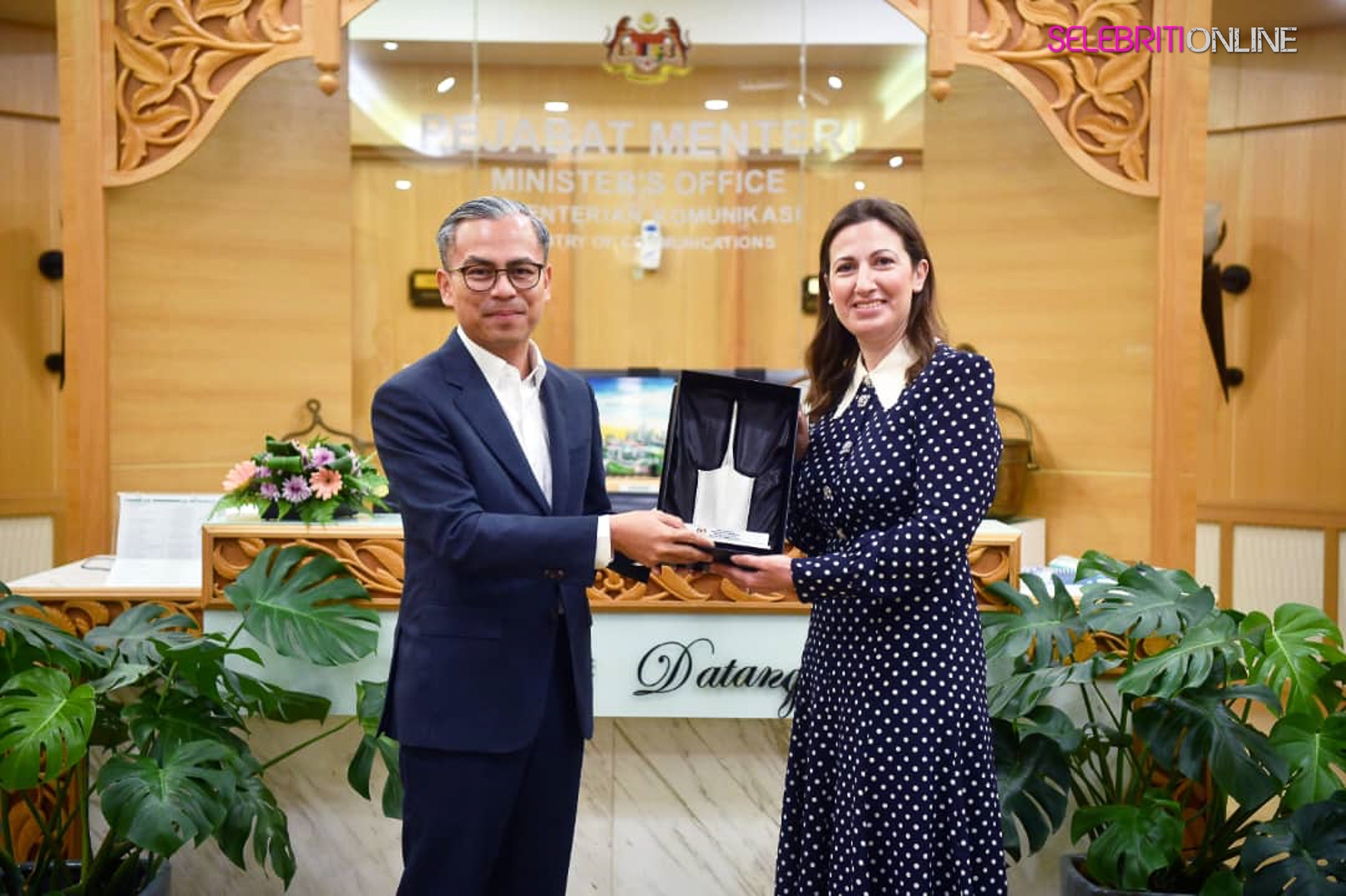 Menteri Komunikasi, YB Datuk Fahmi Fadzil, menerima kunjungan hormat daripada wakil saluran RT Channel.