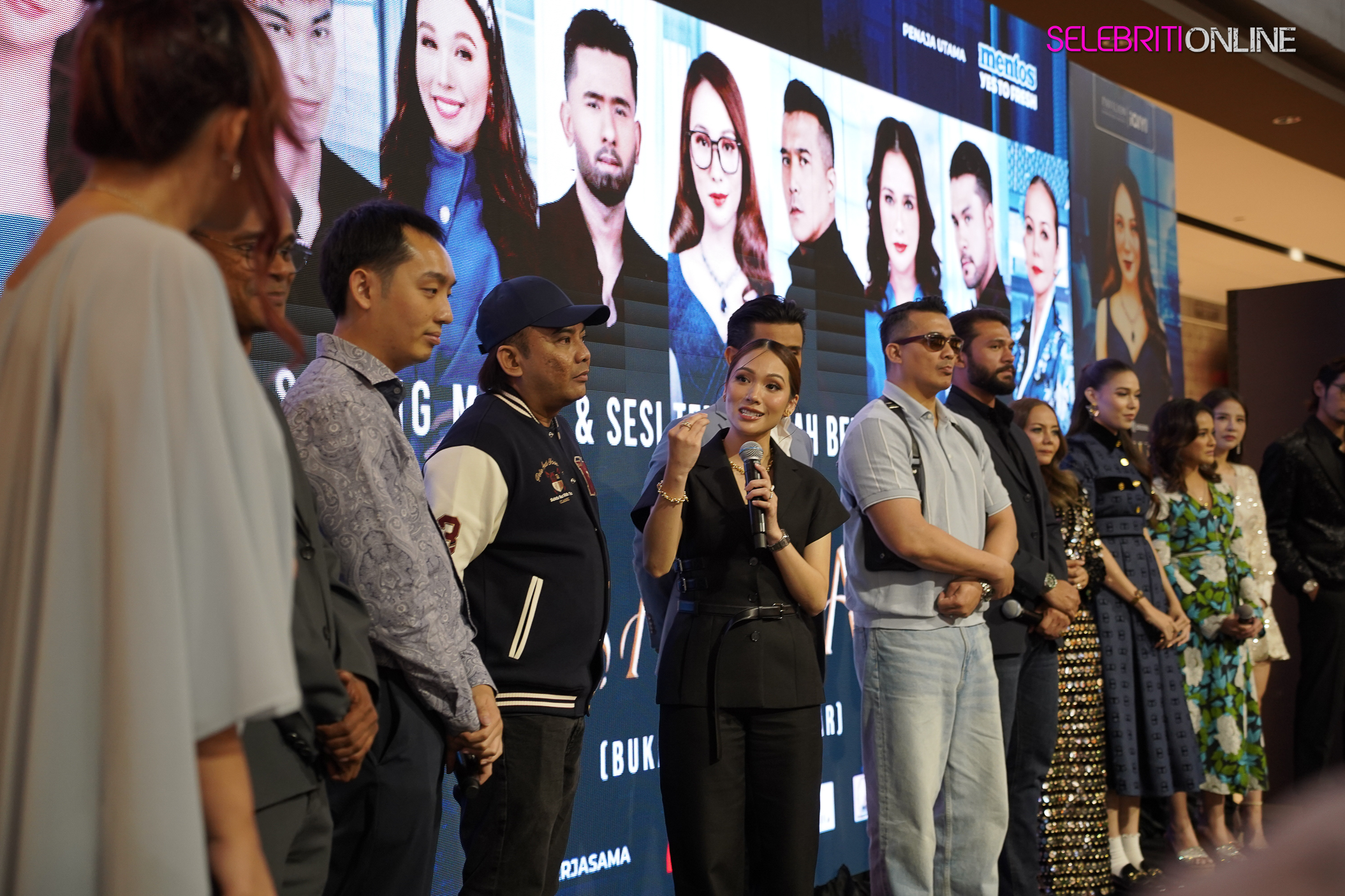 Poster drama Safira menampilkan Datin Elvina Mohamad sebagai Safira dalam dunia glamor T20.