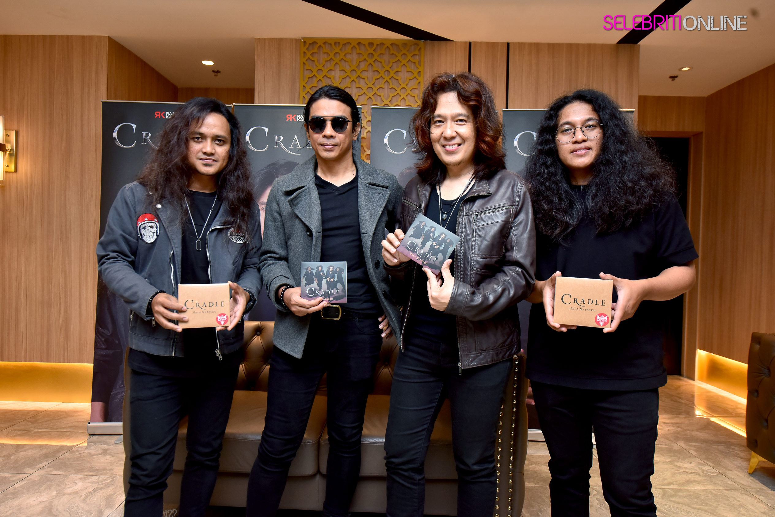 Cradle kembali dengan album baharu Hela Nafasku dalam gaya rock moden.