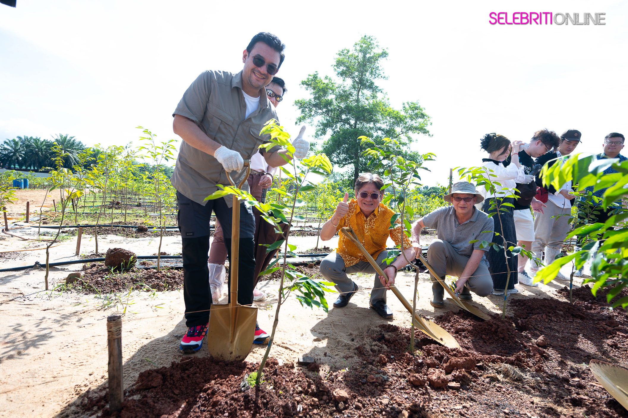Jessica Tan dan Jeremy Khor melancarkan Agartana Orchard sebagai simbol legasi gaharu mampan Malaysia.