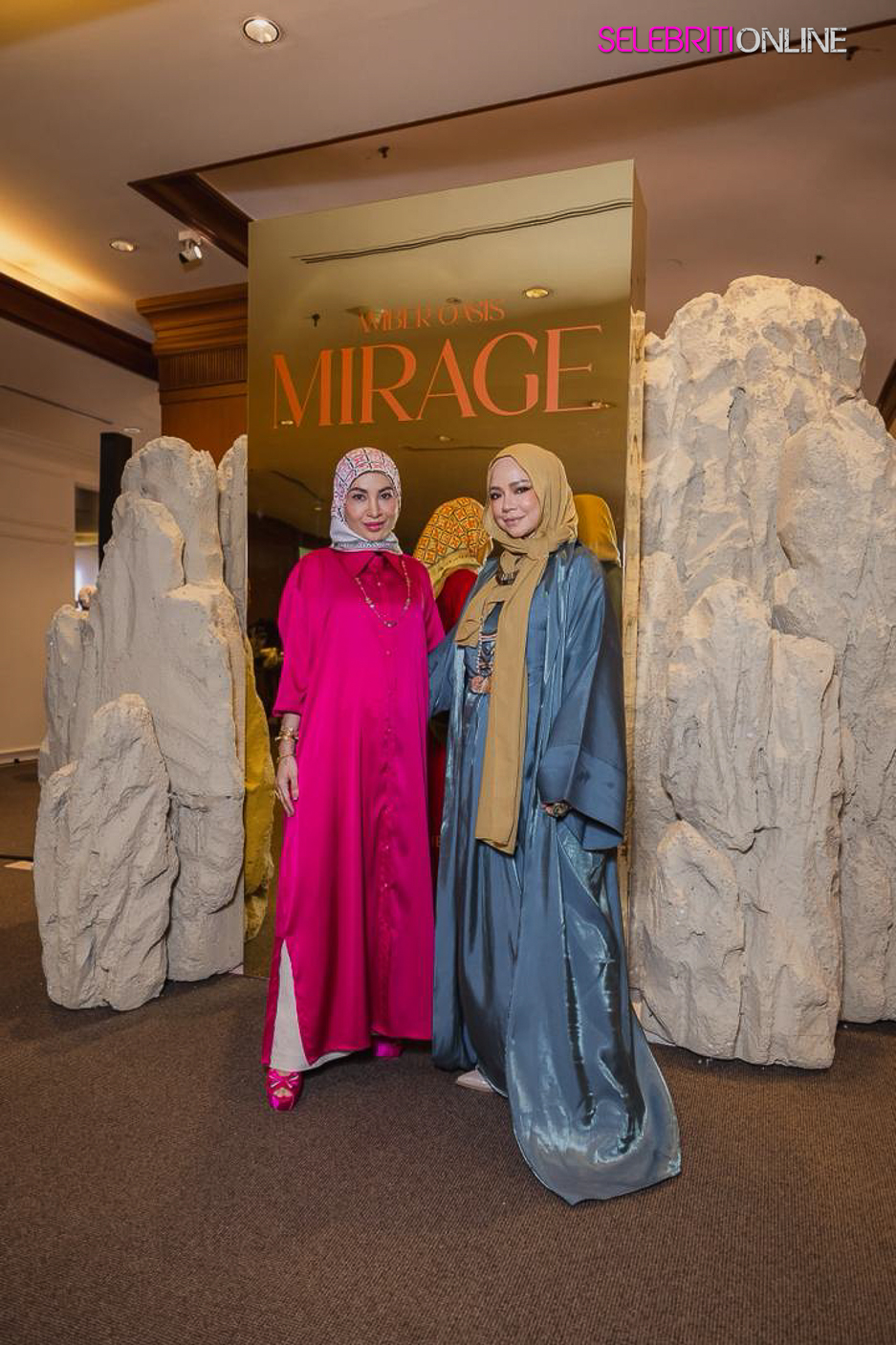 Nora Danish berhijab bergaya moden dalam koleksi Amber Oasis 2.0 Mirage berinspirasikan padang pasir.