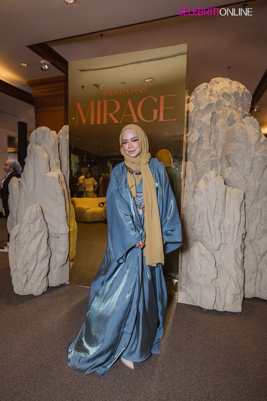 Nora Danish berhijab bergaya moden dalam koleksi Amber Oasis 2.0 Mirage berinspirasikan padang pasir.