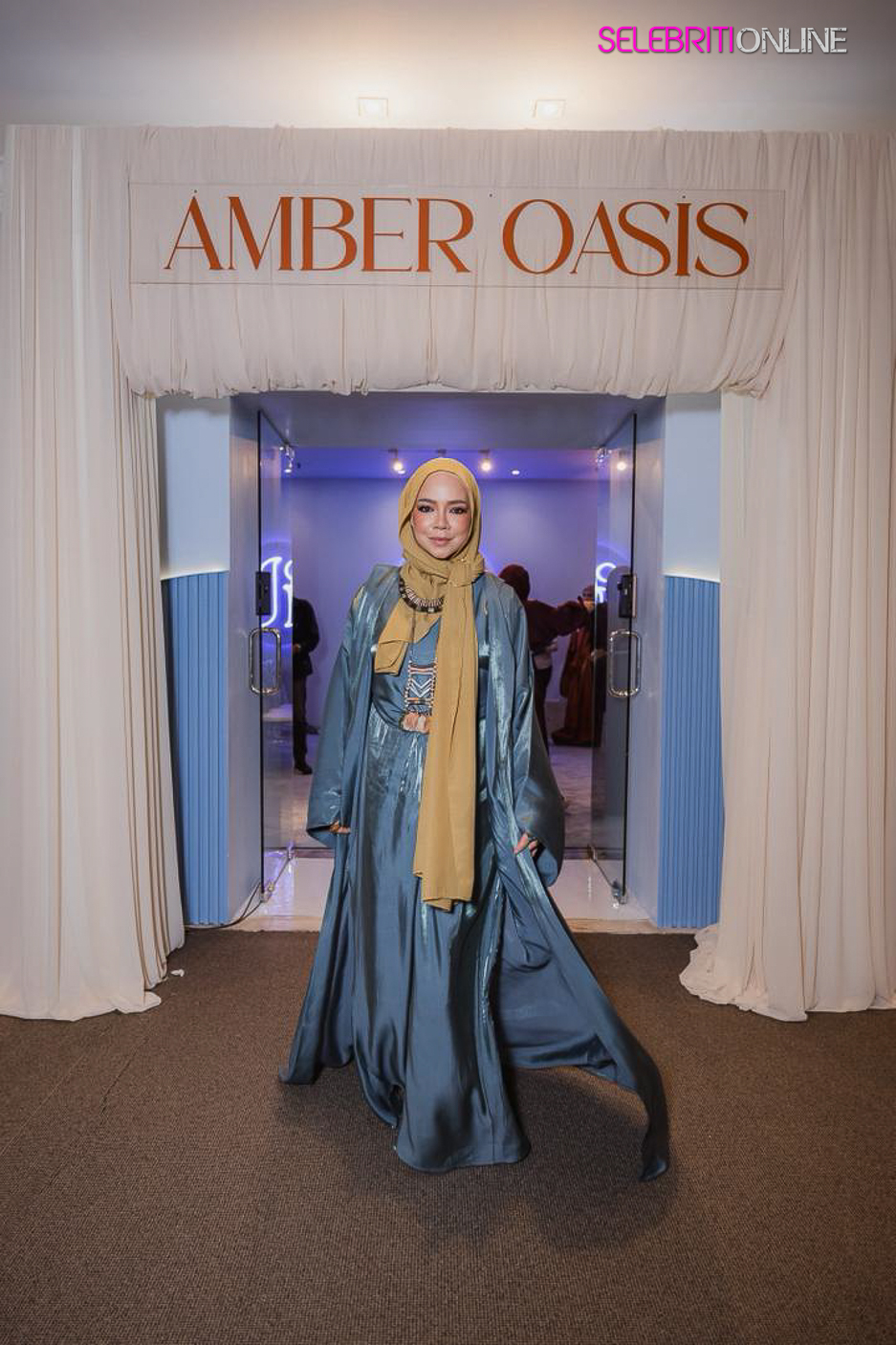 Nora Danish berhijab bergaya moden dalam koleksi Amber Oasis 2.0 Mirage berinspirasikan padang pasir.