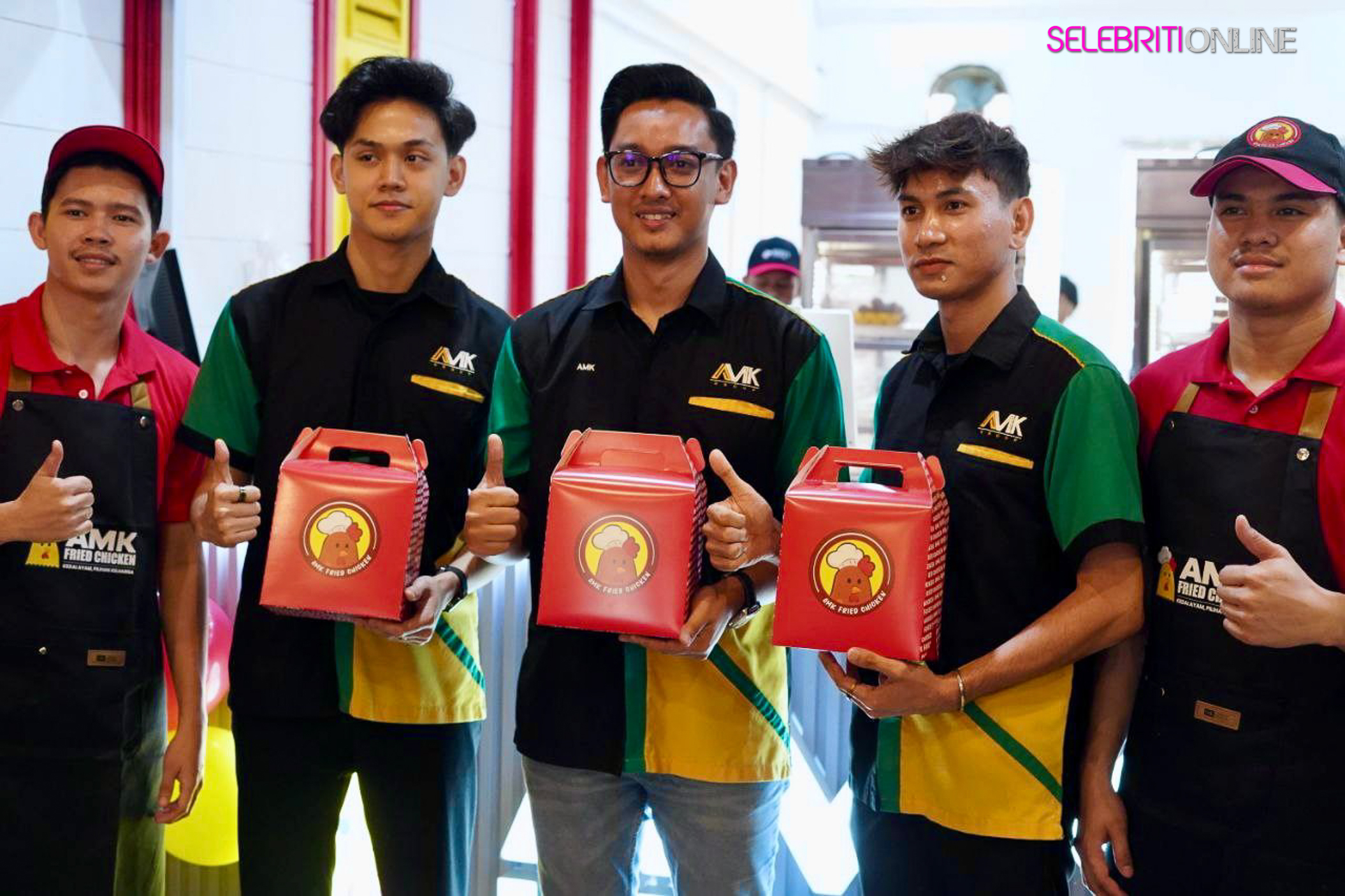 Hidangan ayam goreng AMK Fried Chicken di Shah Alam.