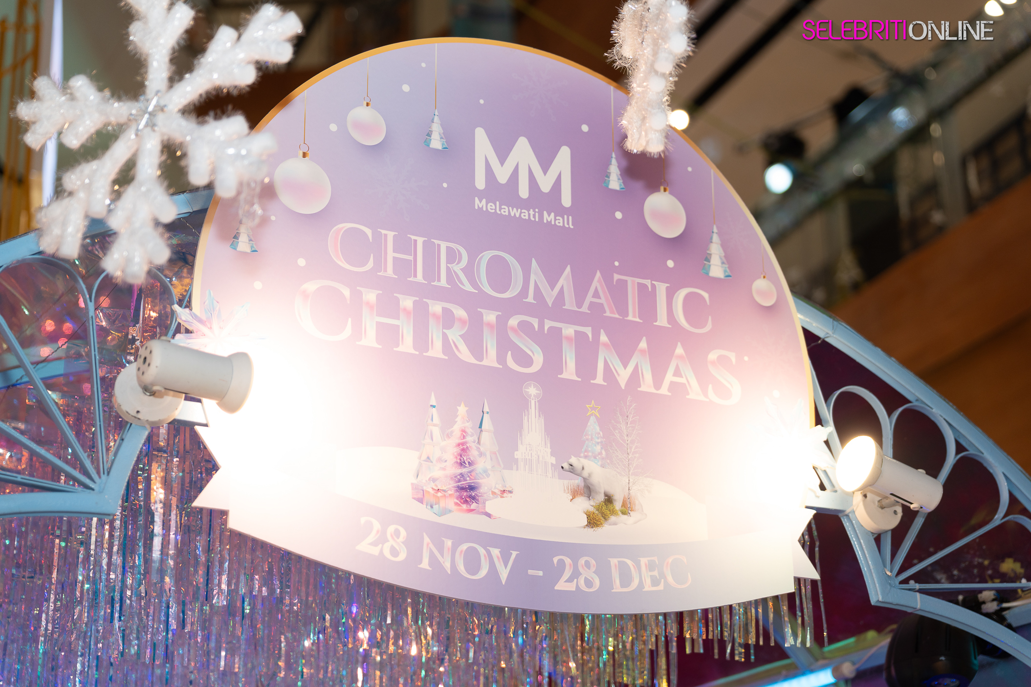 Terowong cahaya berwarna-warni Chromatic Christmas di Melawati Mall.