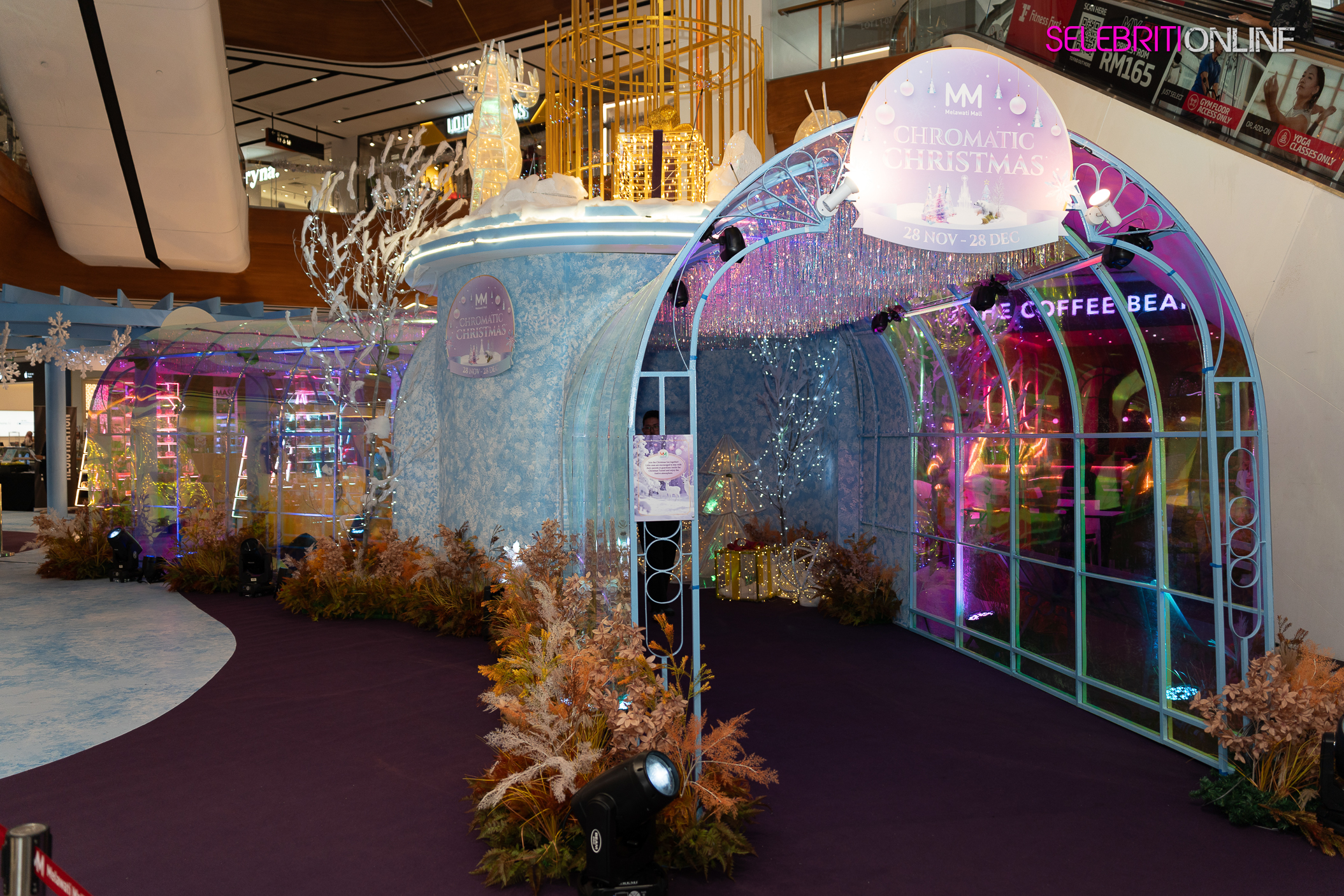 Terowong cahaya berwarna-warni Chromatic Christmas di Melawati Mall.