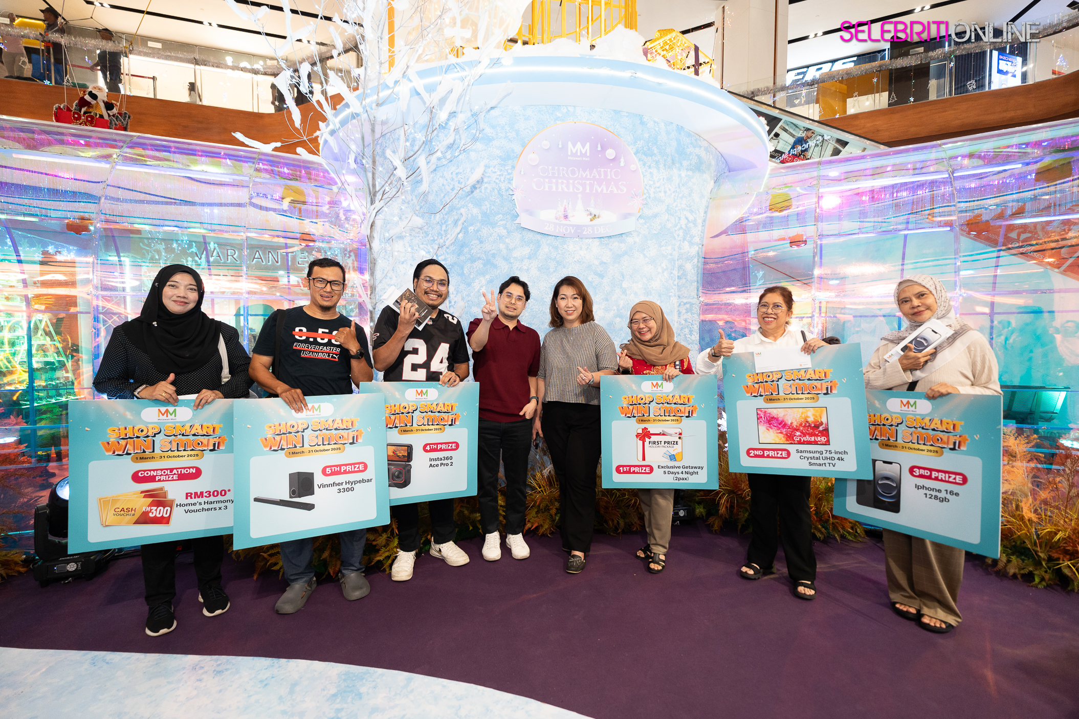 Terowong cahaya berwarna-warni Chromatic Christmas di Melawati Mall.