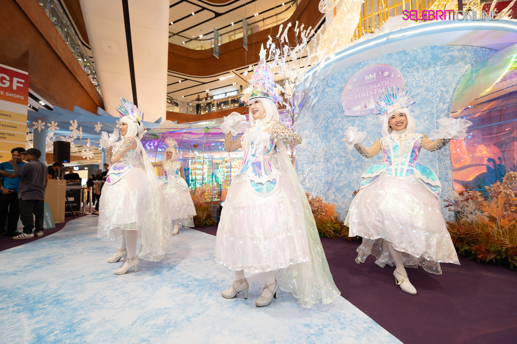 Terowong cahaya berwarna-warni Chromatic Christmas di Melawati Mall.