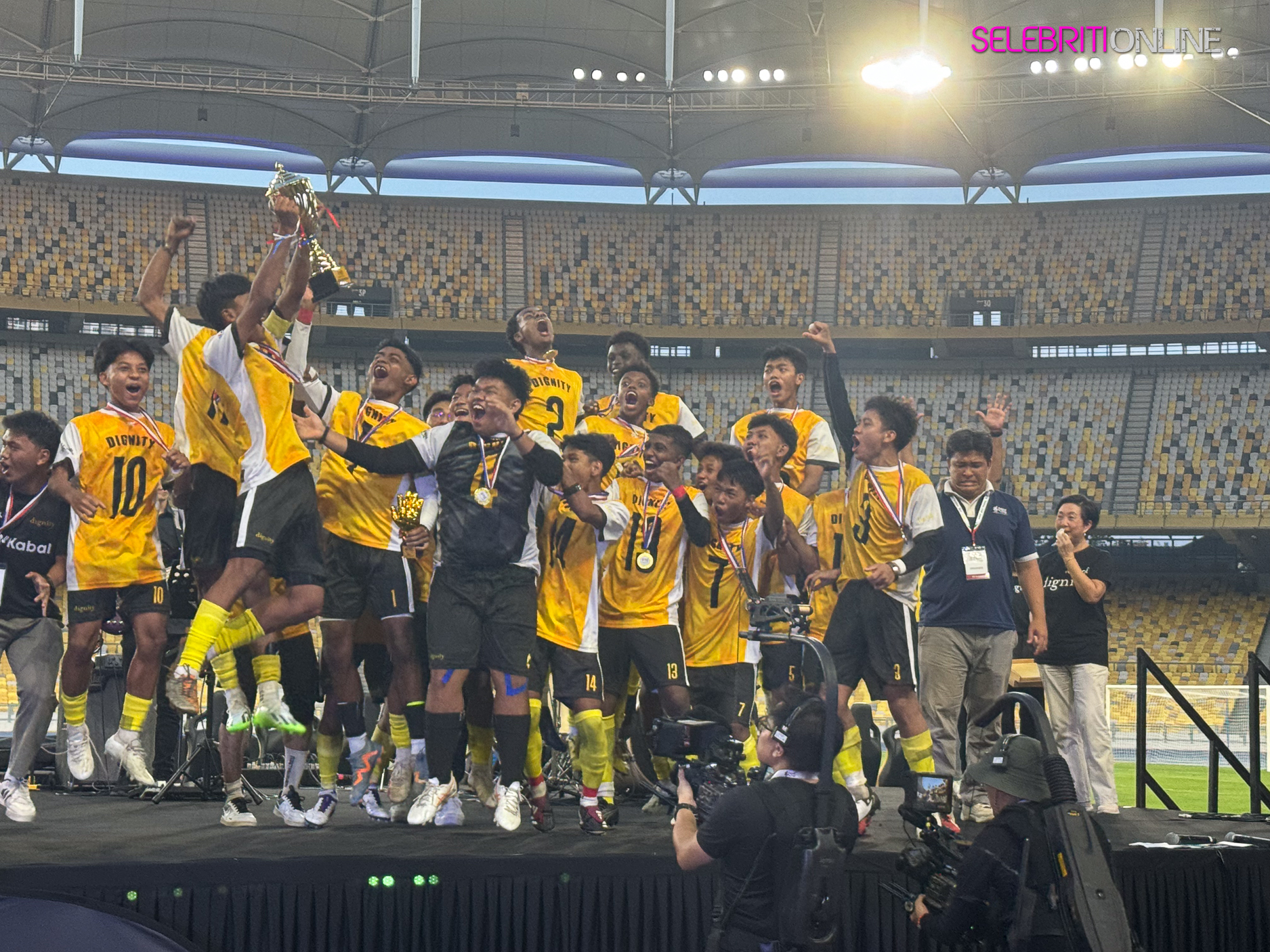 Poster dokumentari DIGNIFIED The Faisal Cup Story bertemakan perjuangan anak pelarian.