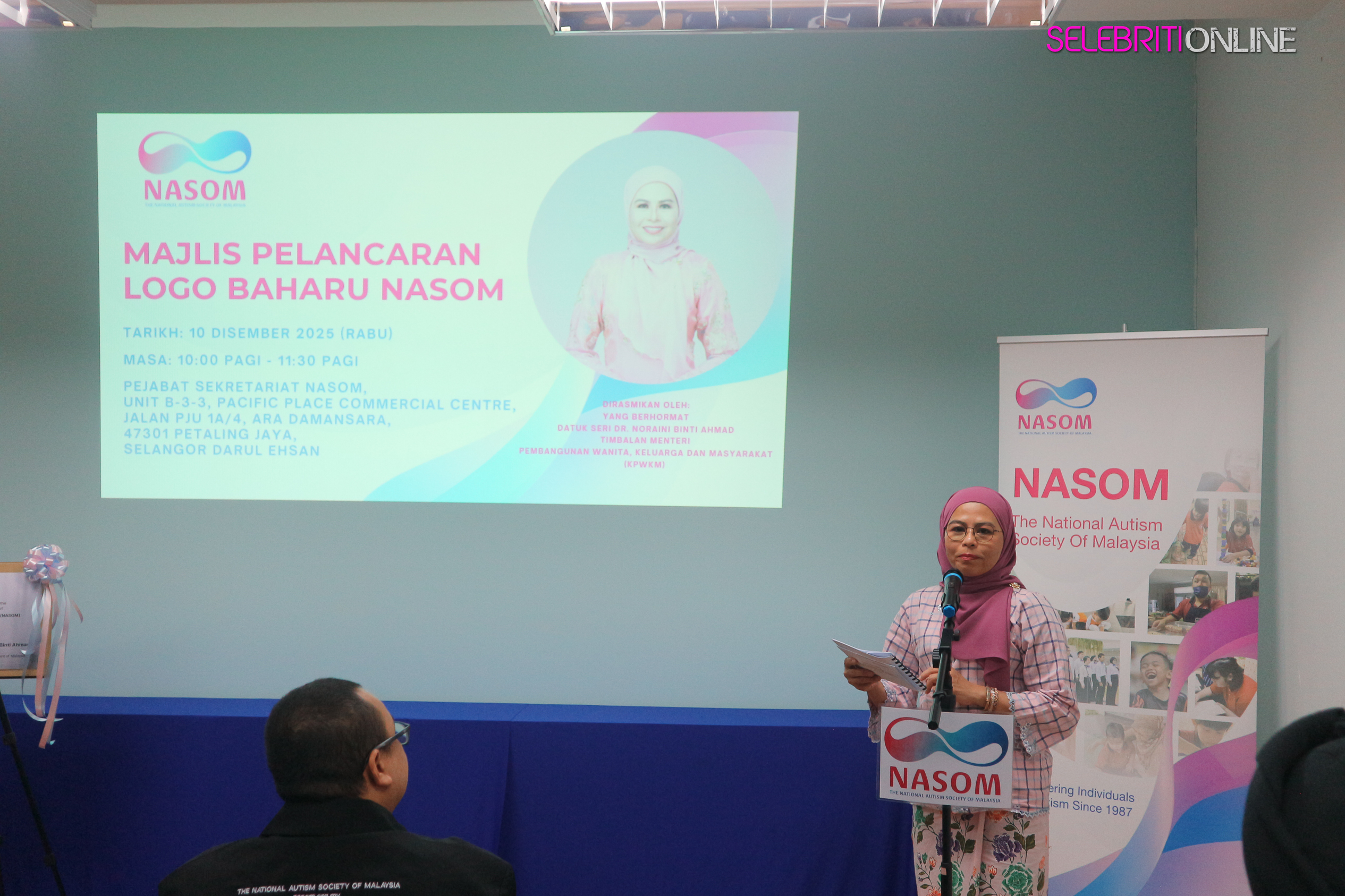 Logo Baharu NASOM dengan simbol infiniti dalam warna merah jambu, firus dan biru.