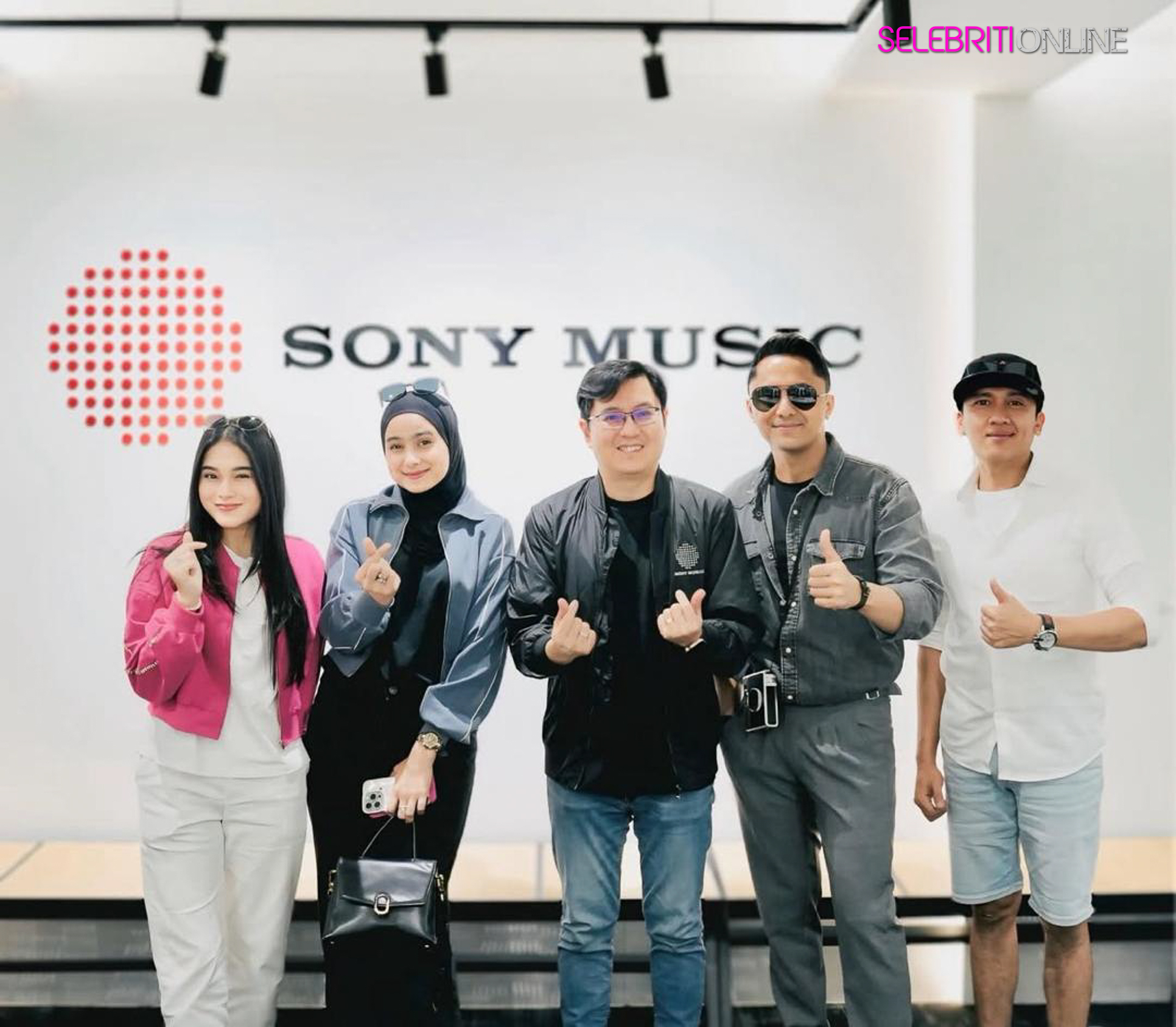 Putri Jasmin memperkenalkan single DIA untuk pasaran Malaysia.